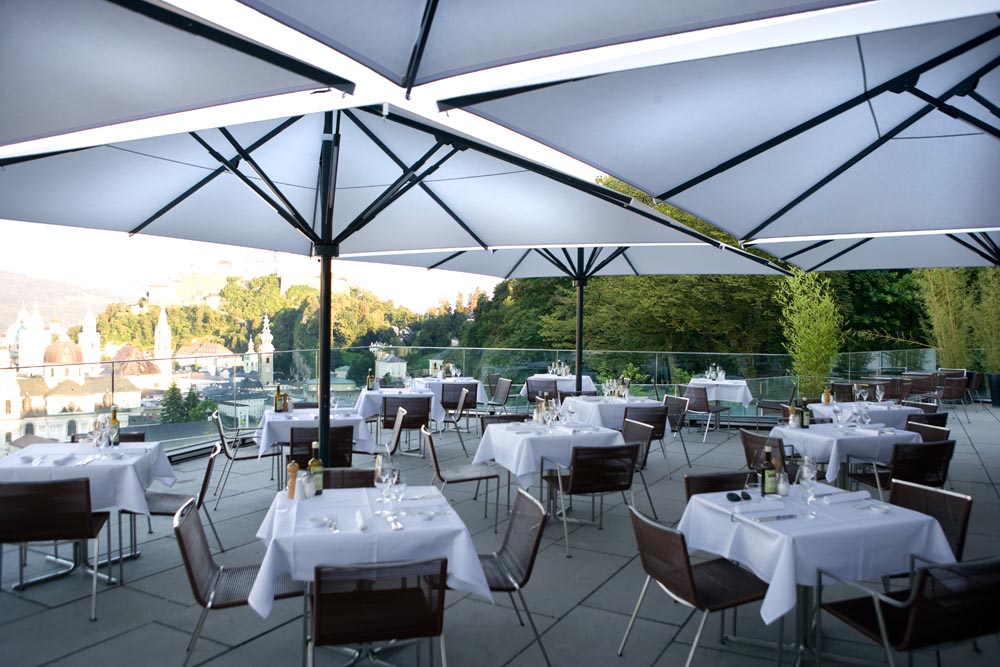 Riesiger Sonnenschirm Gastroschirm Big Ben Von Caravita Grau Auf Terrasse In Salzburg 00.jpg
