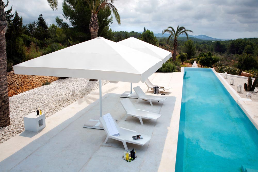Riesiger Sonnenschirm Gastroschirm Big Ben Von Caravita In Weiss Mit Angesetztem Volant Auf Terrasse Am Pool 04.jpg
