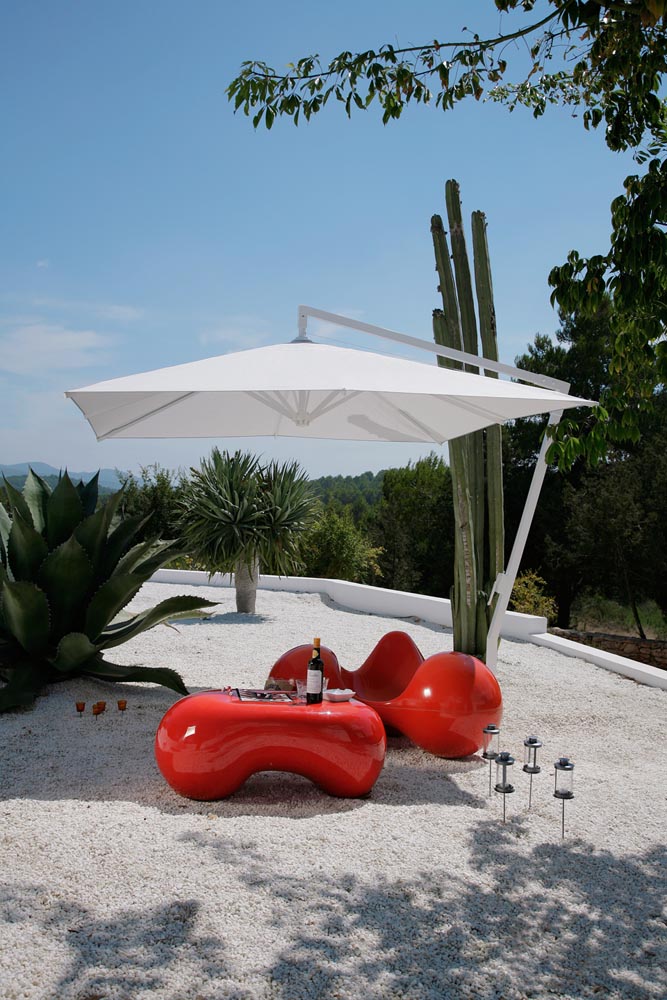 Sonnenschirm Seitenmastschirm Ampelschirm Amalfi Von Caravita In Weiss Auf Terrasse 0001.jpg